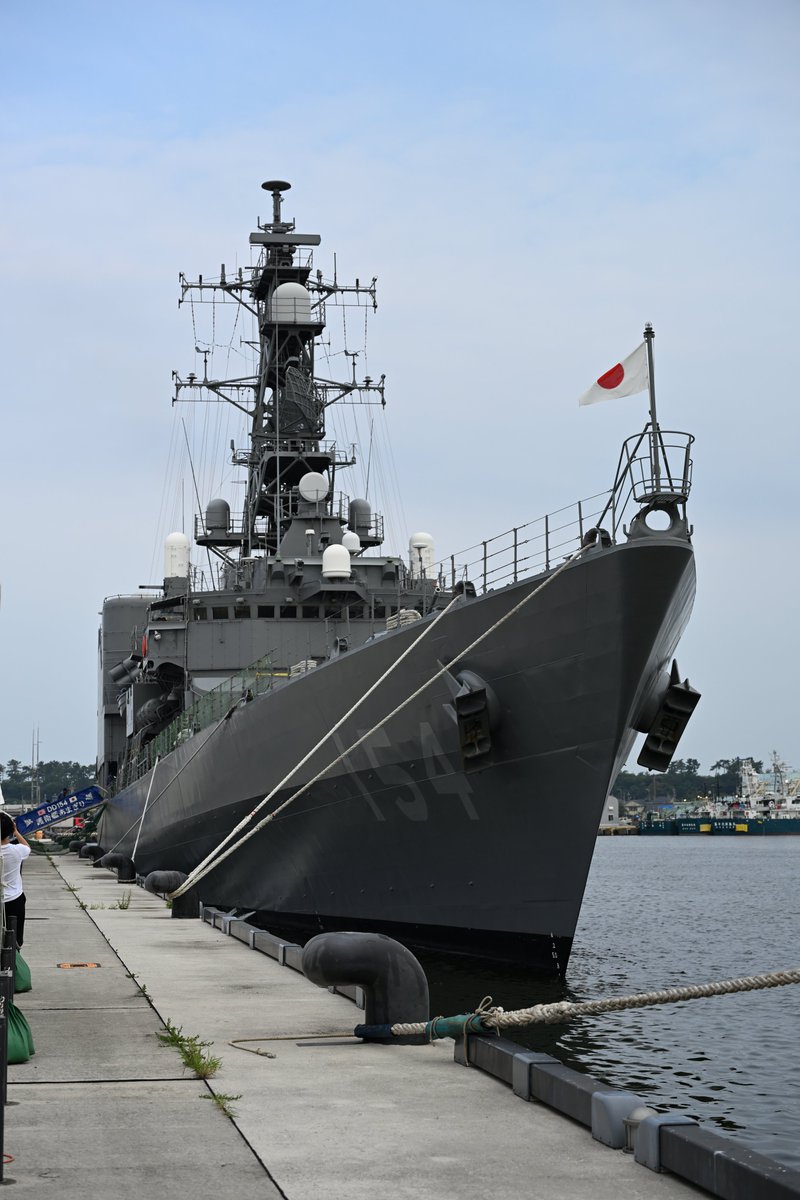fox_forty's tweet photo. 金沢港に入港中のDD154護衛艦あまぎり。去年のみくまと比べると環境構造物とかも無骨な感じで、まだまだ私のイメージの中の護衛艦って感じです。 https://t.co/Gj6YnR7q1c