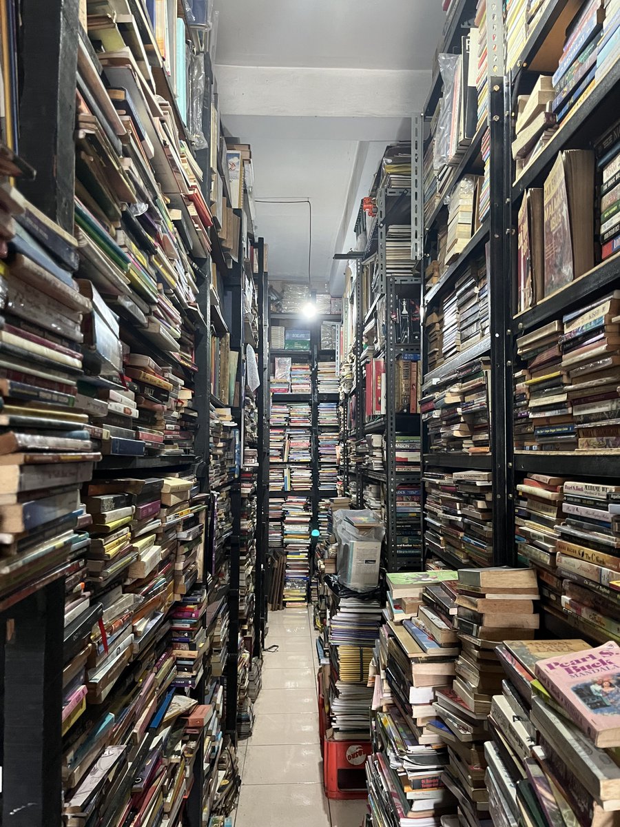 disiniregi's tweet photo. pict ke-2 cuma abis 70ribu. 
pict-4 abis 100rb.

ada karya Dan Brown juga.

📍Toko Buku Delawas, Tanjung Duren, Jakbar (deket pisang goreng bu nanik yang hits itu). https://t.co/CEsEhV4xBJ
