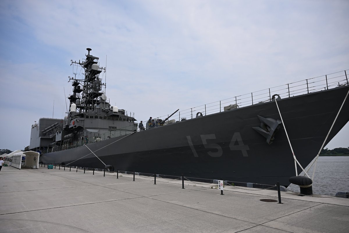 fox_forty's tweet photo. 金沢港に入港中のDD154護衛艦あまぎり。去年のみくまと比べると環境構造物とかも無骨な感じで、まだまだ私のイメージの中の護衛艦って感じです。 https://t.co/Gj6YnR7q1c