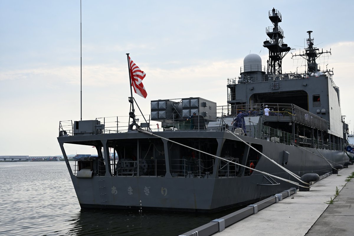 fox_forty's tweet photo. 金沢港に入港中のDD154護衛艦あまぎり。去年のみくまと比べると環境構造物とかも無骨な感じで、まだまだ私のイメージの中の護衛艦って感じです。 https://t.co/Gj6YnR7q1c