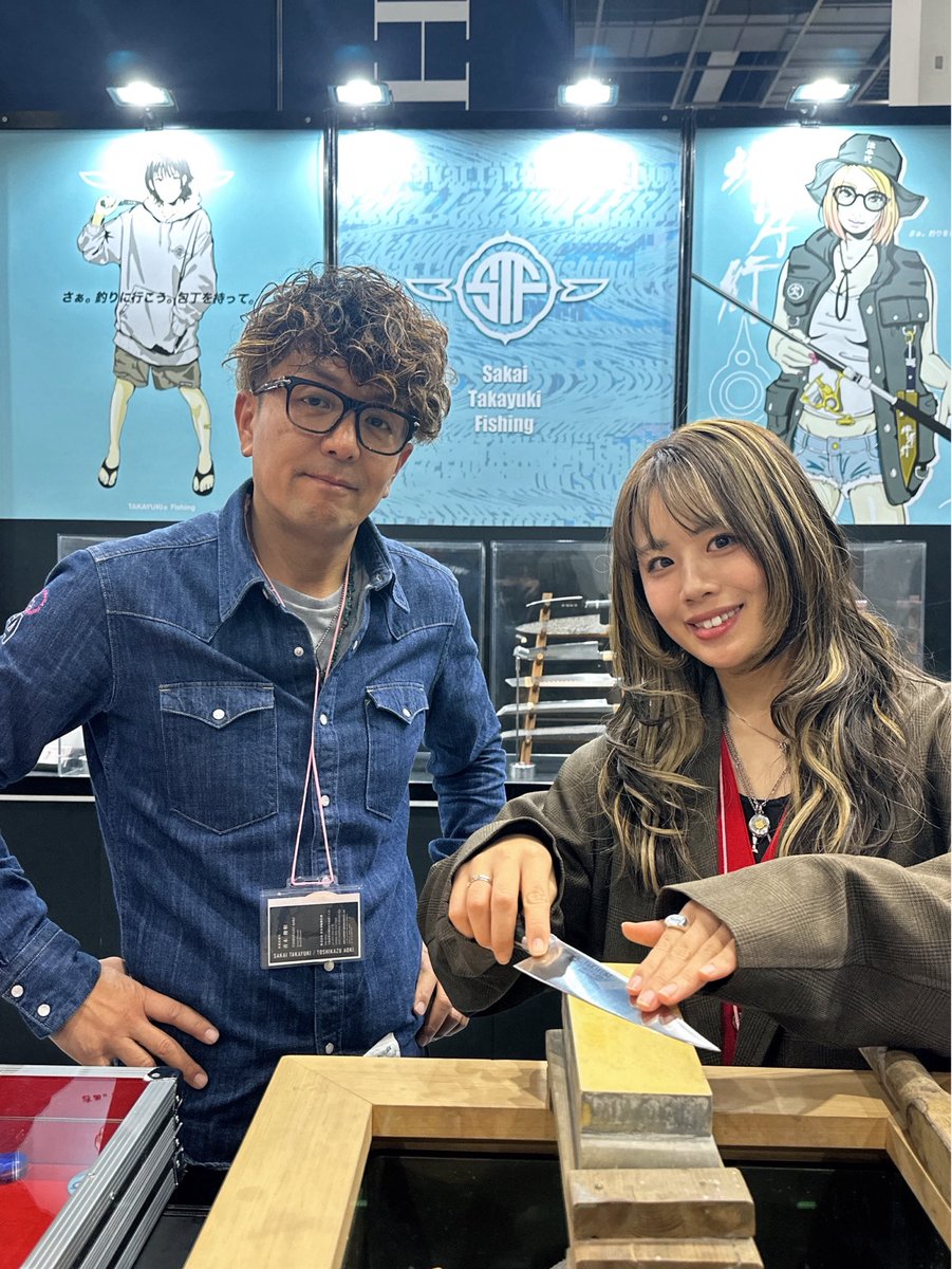 suzufishing's tweet photo. 本日はこちら！

17:00ごろまでわたしも店頭立たせていただきますのでお近くの方是非です！🥰

【atmos x 堺孝行 POP-UP Event スケジュール】
■日程：2026年7月17日（金）-7月20日（月・祝）
■時間：11時 - 19時＊20時閉店
■場所：atmos URAHARA ／東京都渋谷区神宮前4-31-21階

↓↓↓

「atmos」と、大阪府堺市を代表する1947年創業の老舗包丁メーカー「青木刃物製作所」が展開する包丁ブランド『堺孝行』がコラボレーションし、POP-UPイベントの開催をいたします。
本イベントでは、伝統技術と現代のストリートカルチャーを融合させた特別な体験コンテンツとして、包丁のカスタムオーダーを実施。3種類のブレードと、複数の持ち手を自由に組み合わせ、自分だけの"オリジナル包丁”が製作いただけます。
さらに、「堺孝行」ブランドから通常では展開していない特別仕様の包丁も数量限定で販売予定です。
また、今回のコラボレーションを象徴する限定Tシャツも展開。天使と悪魔のキャラクターが鍛治職人となり、一本の包丁を生み出す姿を描いたオリジナルアートワークを落とし込んだデザインとなっております。
加えて、包丁製作の工程で生まれる端材を活用したキーチェーン型の靴ベラもラインナップし、サステナブルな視点から新たな価値を提案いたします。
キーヴィジュアルには、原宿・渋谷のファッションや音楽シーンに精通し、ストリートカルチャーの交差点として国内外から支持を集める酒場「なるきよ」の店主「吉田成清（よしだなるきよ）」氏をモデルとして起用。本コラボレーションの世界観を象徴するビジュアルに仕上げています。
「atmos」らしい着眼点から新たな形で日本文化の魅力を伝える本イベントは、2026年7月17日（金）から7月20日（月・祝）の4日間、atmos URAHARA店で開催。
"Japanese Traditional Craft x Street Culture"をテーマに、
600年以上の歴史を持つ「堺打刃物」の伝統と、「atmos」が発信するストリートカルチャーが融合した特別な機会となっております。