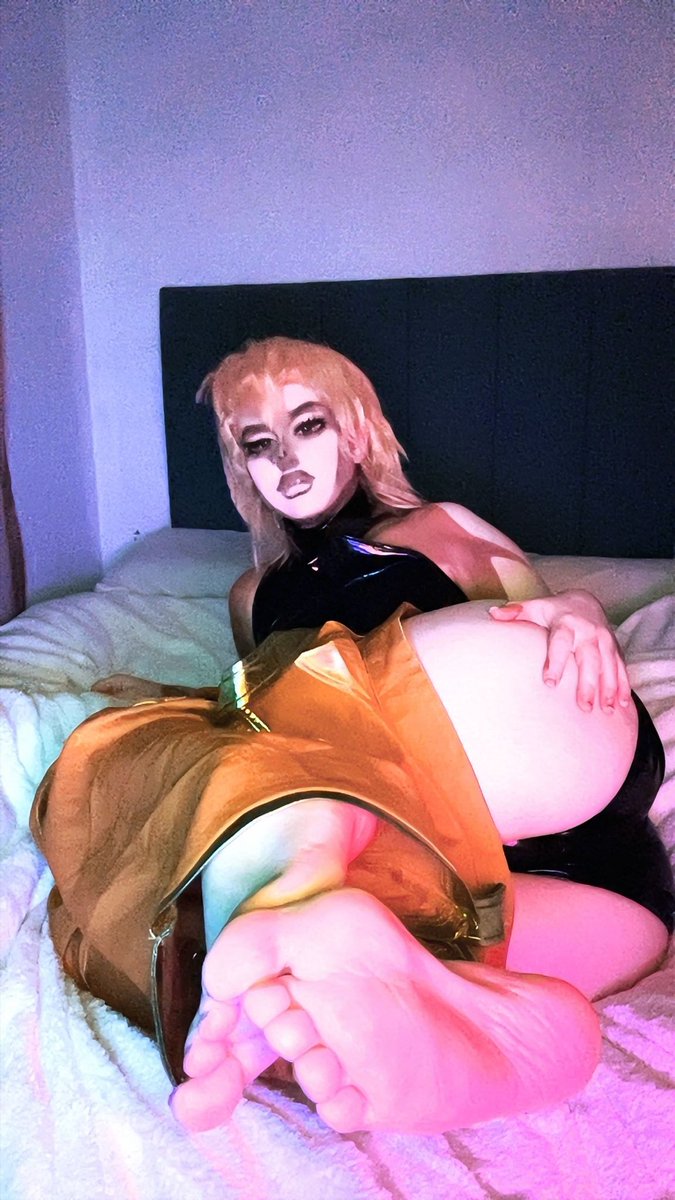 Spitz_Momma's tweet photo. Kiss my feet mere mortal~ #fyp #viral #anime #jjba #cosplay #nsfw #footfetish https://t.co/hbKpymqPN1