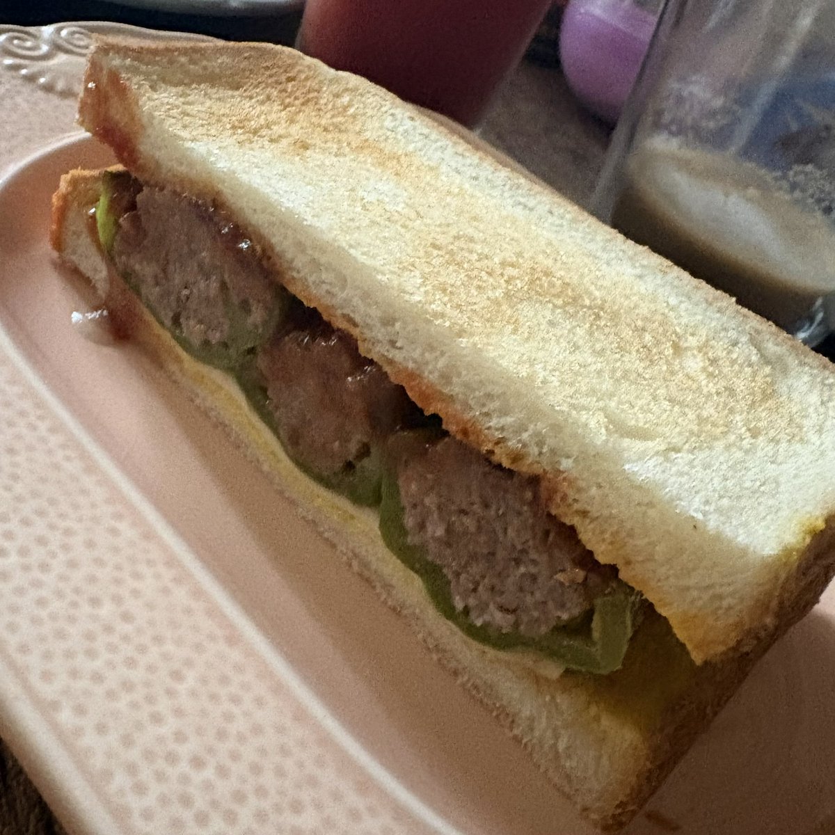 mari_qua's tweet photo. お は よ う ♪

今日も突然の大雨に翻弄されそうな曇り空の蒸し暑い朝です

今朝は昨夜作ったピーマンの肉詰めを挟んだトーストサンドを

ピーマンの肉詰めは、詰める前にピーマンにプツプツ穴を開けたら、剥がれないのネ https://t.co/IQPkBm2m5Q