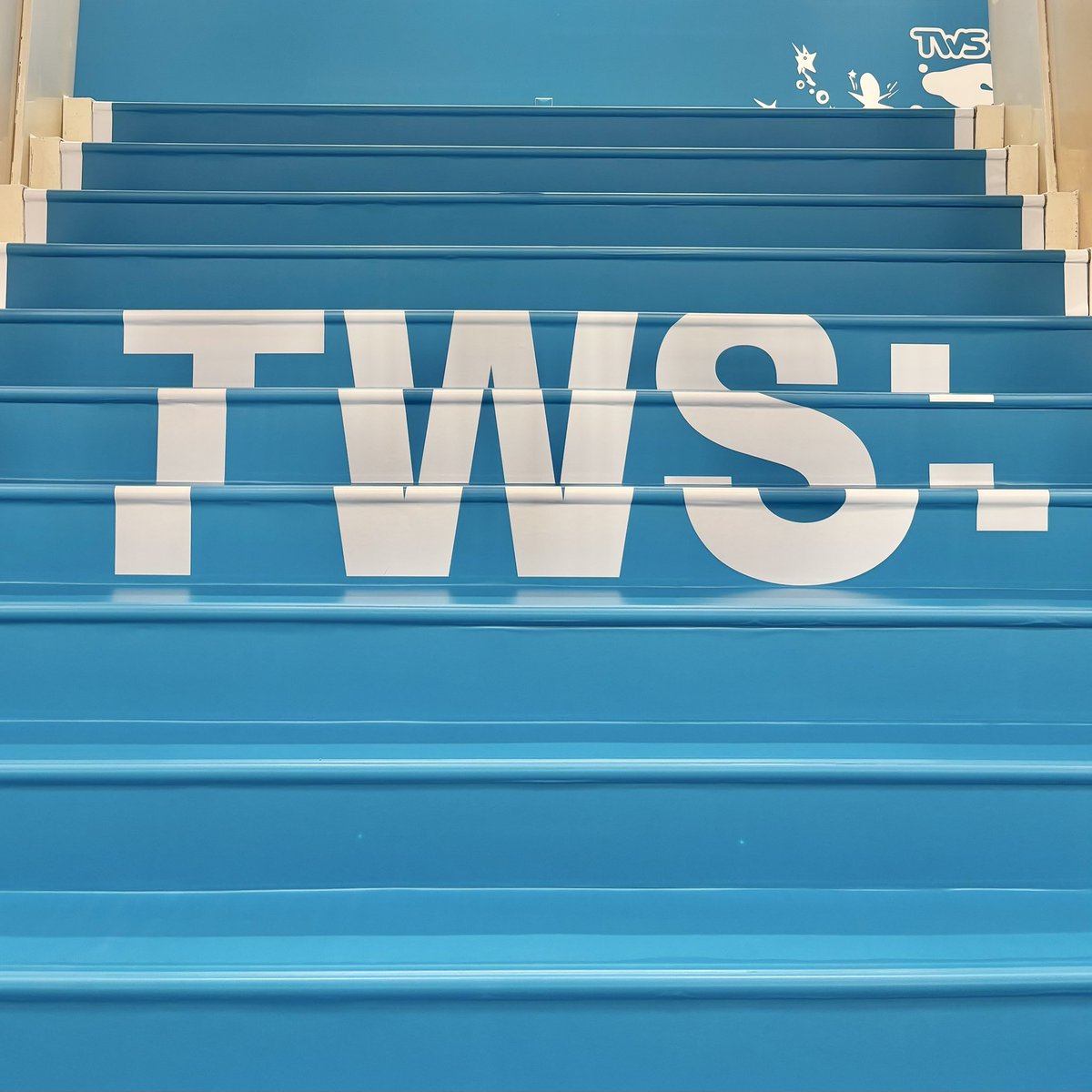 SHIBUYA109NET's tweet photo. \ ꙳⟡📸#TWS スペシャルフォトスポット📸⟡꙳ /

TWSメンバーのソロフォトスポットが登場中⭐️
写真を撮って #TWSと109の夏 のハッシュタグと一緒にSNSでシェアしてね🎐🩵˖ ࣪⊹

✔︎ 期間：7月16日(木)〜7月31日(金)
✔︎ 場所：B1F 階段踊り場スペース

@TWS_PLEDIS_JP 

#SODASODA #TWSと弾ける夏 https://t.co/TCSeaySi3I