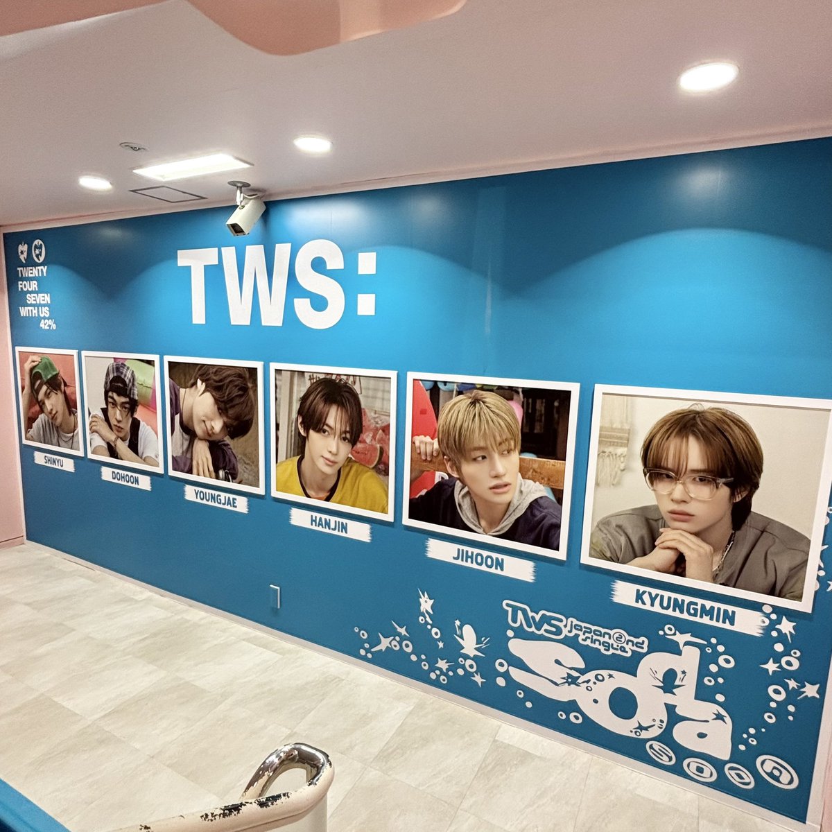 SHIBUYA109NET's tweet photo. \ ꙳⟡📸#TWS スペシャルフォトスポット📸⟡꙳ /

TWSメンバーのソロフォトスポットが登場中⭐️
写真を撮って #TWSと109の夏 のハッシュタグと一緒にSNSでシェアしてね🎐🩵˖ ࣪⊹

✔︎ 期間：7月16日(木)〜7月31日(金)
✔︎ 場所：B1F 階段踊り場スペース

@TWS_PLEDIS_JP 

#SODASODA #TWSと弾ける夏 https://t.co/TCSeaySi3I