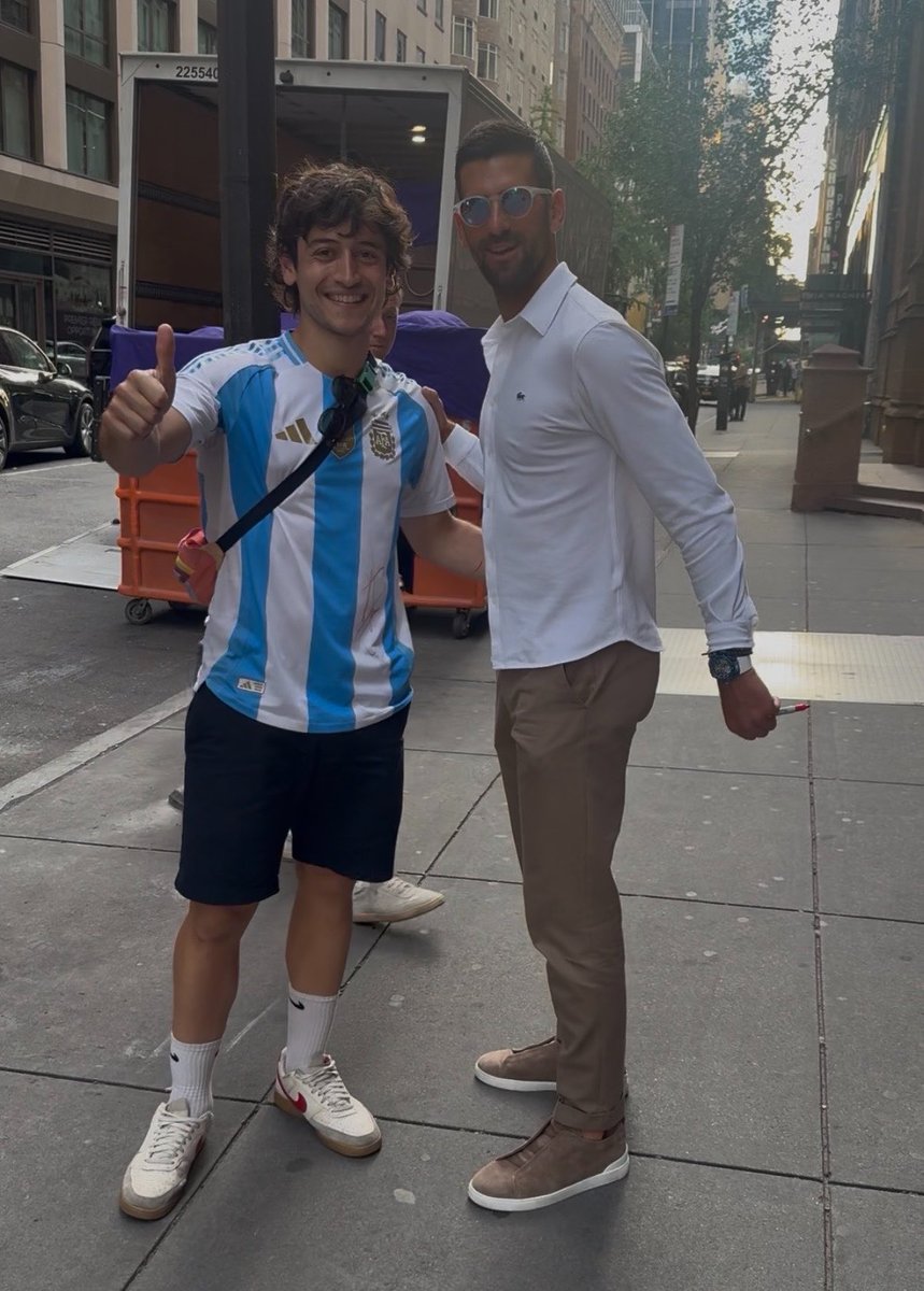 BauBassi's tweet photo. Cruzarme a @DjokerNole caminando por NYC, ni en mis mejores sueños https://t.co/DAEi5DiLzD