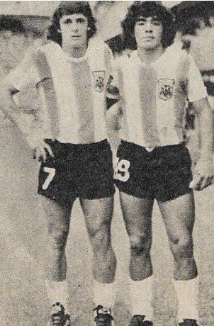 MaradonaPICS's tweet photo. Diego debutó en la selección en 1977 con la camiseta 19 y se sacó foto con el Loco Houseman que usó la 7. 
19/7

#Elijocreer https://t.co/9QbELhBiPC