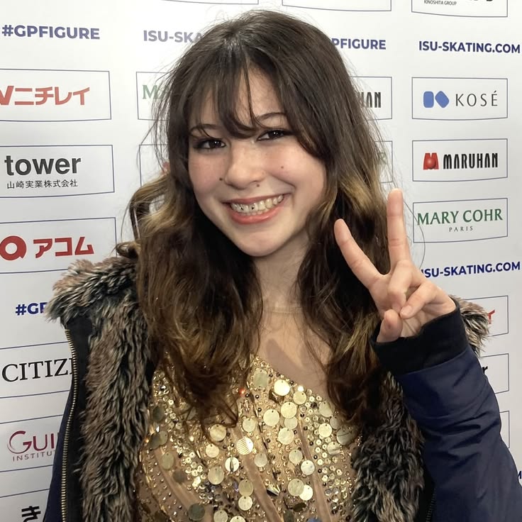 asadakiss's tweet photo. alysa with dark bangs + eye makeup yesterday is so special to me because now we have her back https://t.co/2QtHCYggFS