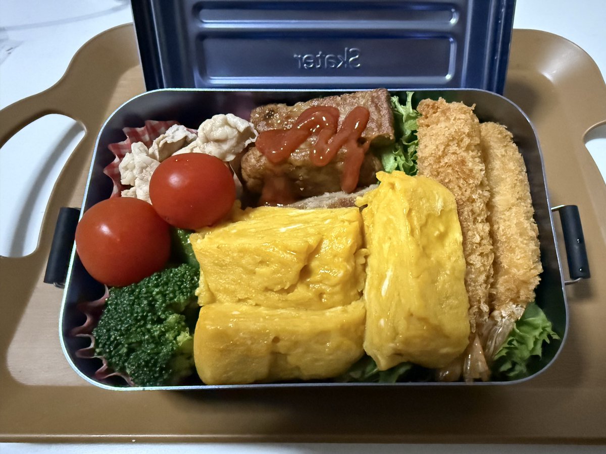 kenminawa's tweet photo. おはようございます☀️昨日は疲れて洗濯とお風呂終わったらそのままダウンしてお米炊くの忘れました😭そして昨日、現場で監督さんに温度を計らせたら…
〇〇さん！40度超えてます‼️って😭
帰って良い？と聞くと！頑張ってください！って殺されるな…今日も朝から暑いですが頑張って仕事します〜 https://t.co/O8NdF0H5FE