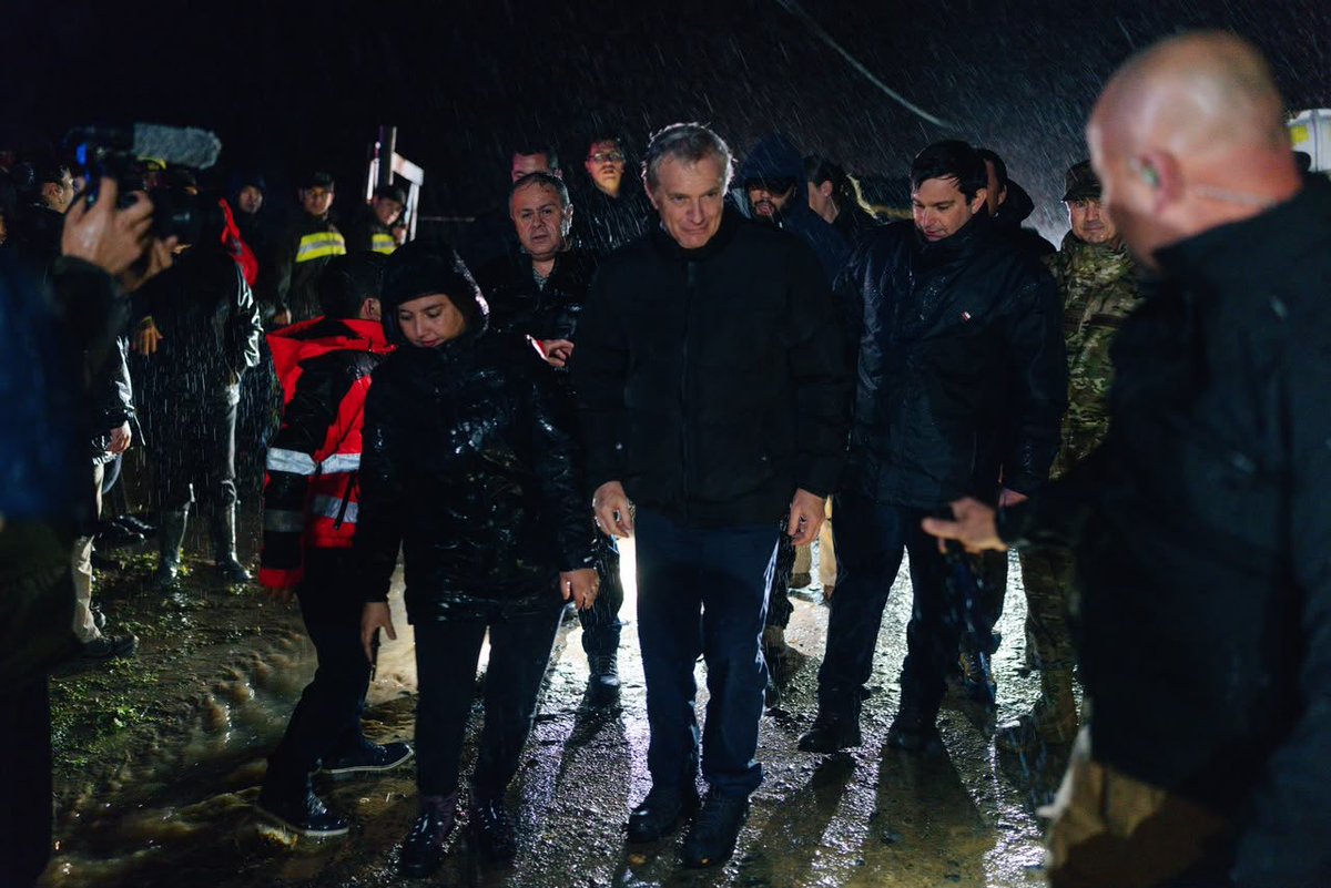 PresidenteKast's tweet photo. En Cardo Verde, Región del Maule, supervisamos el trabajo de apoyo y colaboración que realiza el Ejército junto al municipio para asistir a familias aisladas con enseres y kits de emergencia. https://t.co/h5C4lUnnDL