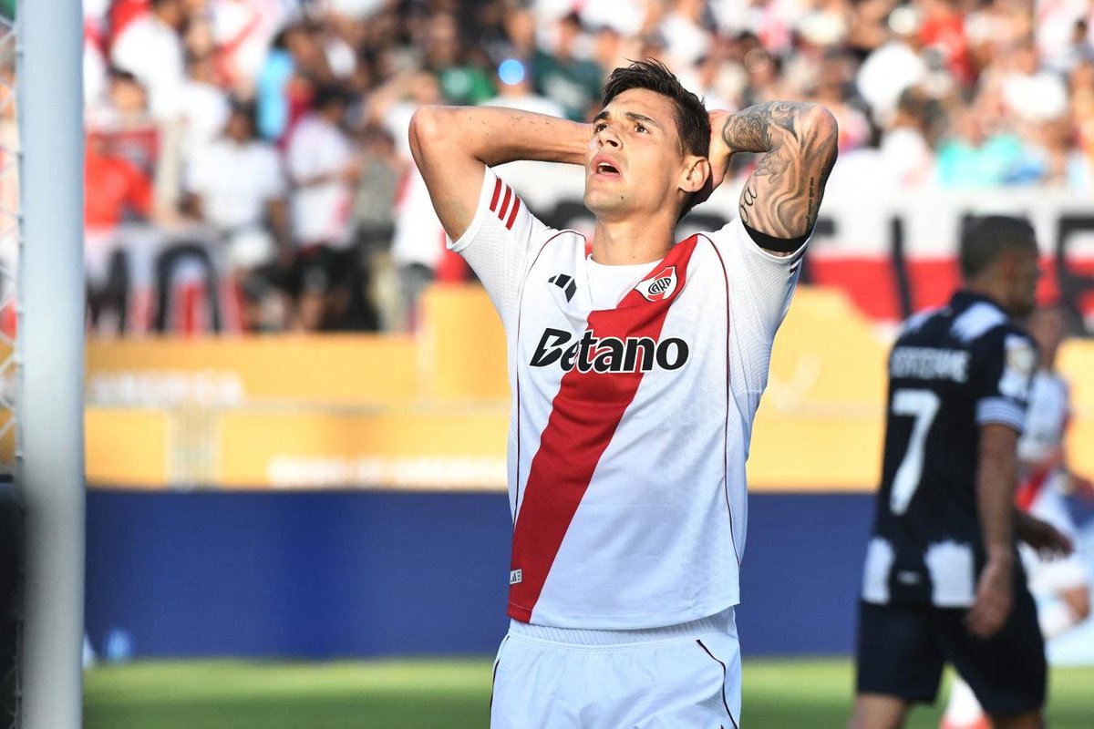 frabigol's tweet photo. En el mundial de clubes, en Libertadores, en el torneo, en Sudamericana y ahora en COPA ARGENTINA contra ALDOSIVI.

No hay con que darle a Martinez Quarta, que mierda esperan para darle una buena patada en el orto? Tenía que ser el primer borrado, un asco este burro. https://t.co/R6utSirDYE
