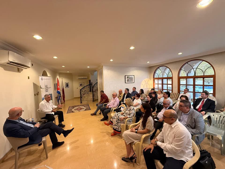 EdMartDiaz's tweet photo. En mi visita a Qatar, para honrar al Emir Padre, aproveché para estar con nuestros médicos. Les hablé del criminal bloqueo que nos asfixia, pero también de nuestras transformaciones. Les reconocí su profesionalismo y compromiso con #Cuba en estos tiempos difíciles 
#CubaVencerá https://t.co/P35gyGCYP0