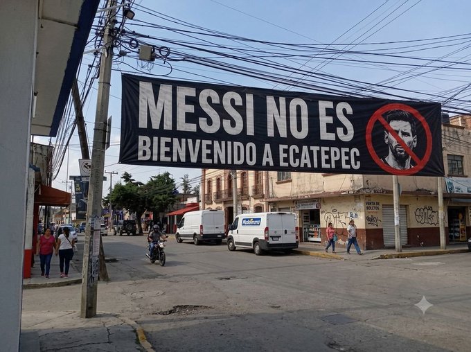 JonathanJim125's tweet photo. Aquí no es bienvenido #Messi https://t.co/2mGqrQuxuR