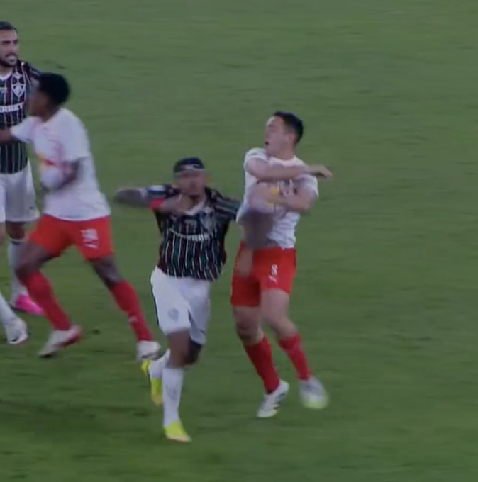 CentralDoBrega's tweet photo. Fabinho, do Bragantino, entrou em campo e foi expulso com DOIS MINUTOS após agredir o John Kennedy

os dois foram expulsos.

sujeito entrou no jogo só pra dar porrada https://t.co/4vjawvXhDq