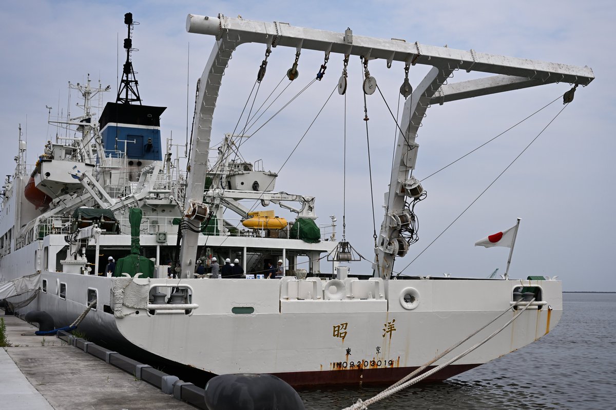 fox_forty's tweet photo. こちらは海上保安庁の測量船「昭洋」。測量作業のための艦尾のクレーンや測量機器らしきものが特徴的です。海保では内火艇とは呼ばないのかもしれないけれど、昭洋2号艇「マンボウII」も搭載。 https://t.co/CuQN7pNA79