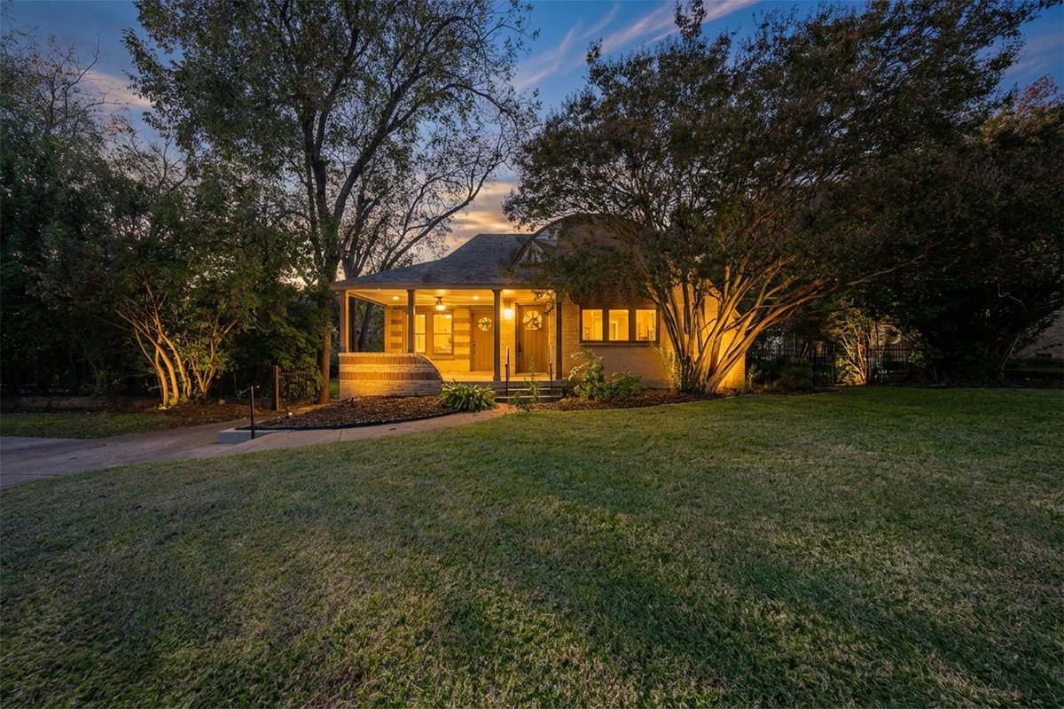Kings_RE_Group's tweet photo. 🚨 Bluebonnet Hills buyers, this historic Fort Worth gem is already turning heads!
Nearly ½ acre, 4 beds, 3 baths, TCU steps away, and income potential make this one feel rare.
#FortWorthRealEstate #TCU https://t.co/U98iBVIHgY