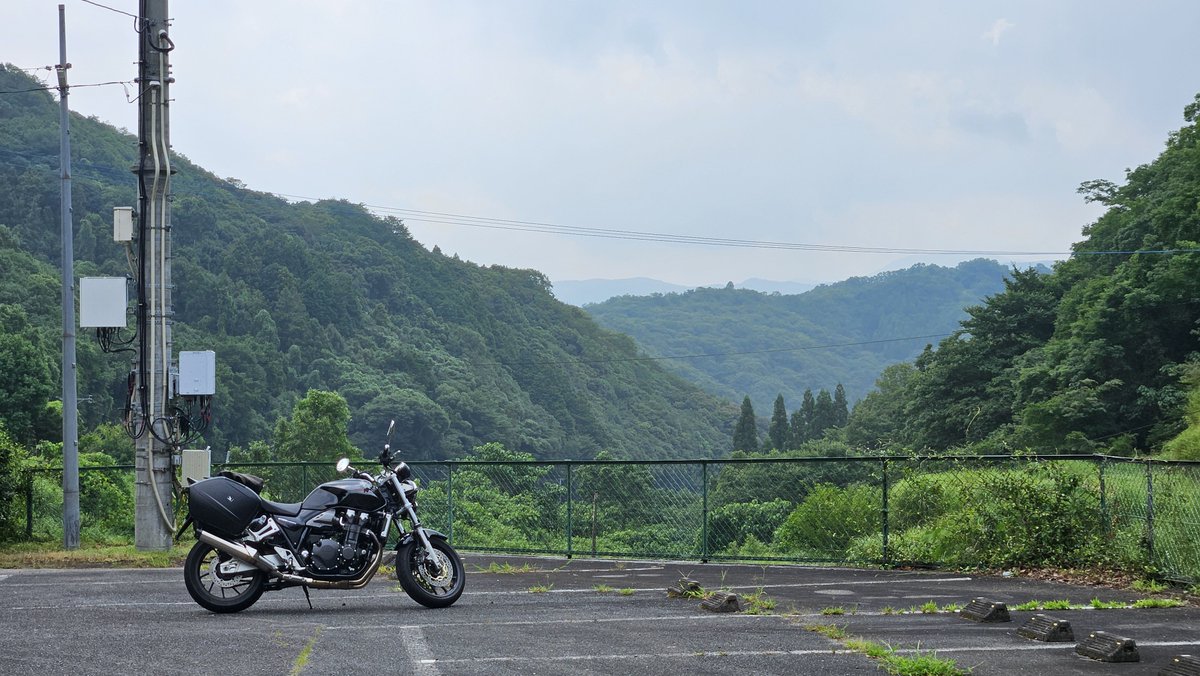 asuparider's tweet photo. 大分県宇佐市 龍岩寺 に到着。
岩窟の中に掛け造りで建てられた神秘的なお堂。
きざはしって言う珍しい丸太階段もあります。
本堂は噂で聞いてた通りでした🐈‍⬛ https://t.co/pc83h1eVR5