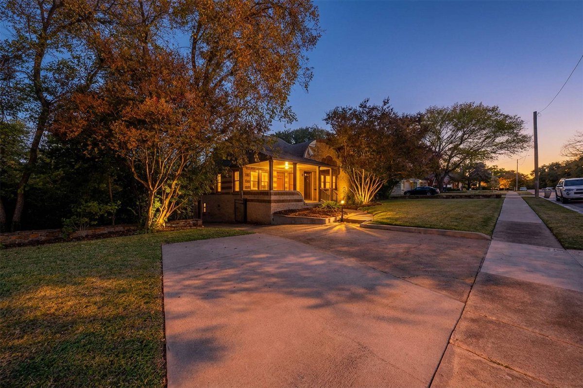 Kings_RE_Group's tweet photo. 🚨 Bluebonnet Hills buyers, this historic Fort Worth gem is already turning heads!
Nearly ½ acre, 4 beds, 3 baths, TCU steps away, and income potential make this one feel rare.
#FortWorthRealEstate #TCU https://t.co/U98iBVIHgY