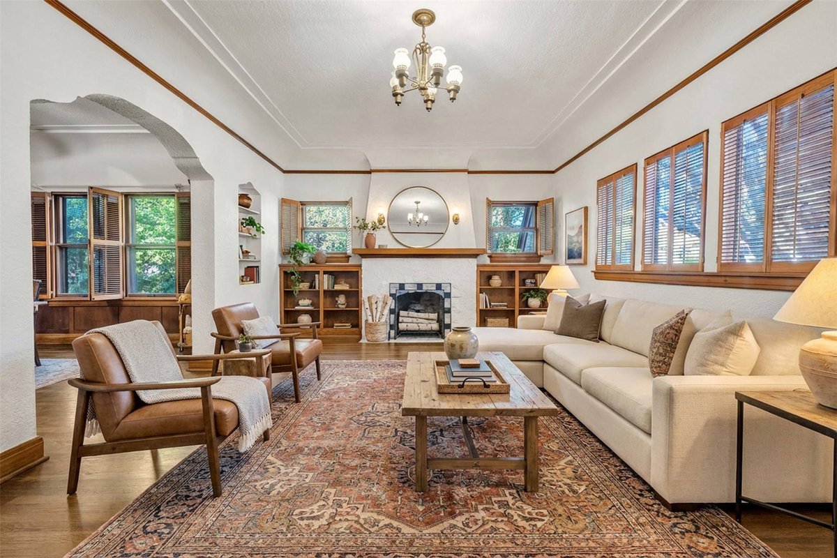Kings_RE_Group's tweet photo. 🚨 Bluebonnet Hills buyers, this historic Fort Worth gem is already turning heads!
Nearly ½ acre, 4 beds, 3 baths, TCU steps away, and income potential make this one feel rare.
#FortWorthRealEstate #TCU https://t.co/U98iBVIHgY