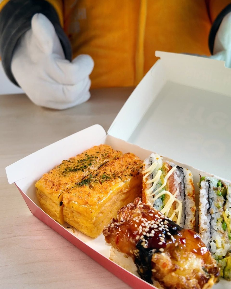 smashcon's tweet photo. @sushihub mascot knows good sushi when they see it. 🍣
Too good not to take a photo. 📸😋
#sushihub #sydneyfood #sydneyeats #sushi #sushitime #takeaway https://t.co/r0tEZxXBuY