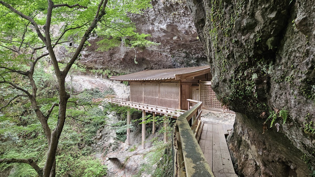 asuparider's tweet photo. 大分県宇佐市 龍岩寺 に到着。
岩窟の中に掛け造りで建てられた神秘的なお堂。
きざはしって言う珍しい丸太階段もあります。
本堂は噂で聞いてた通りでした🐈‍⬛ https://t.co/pc83h1eVR5