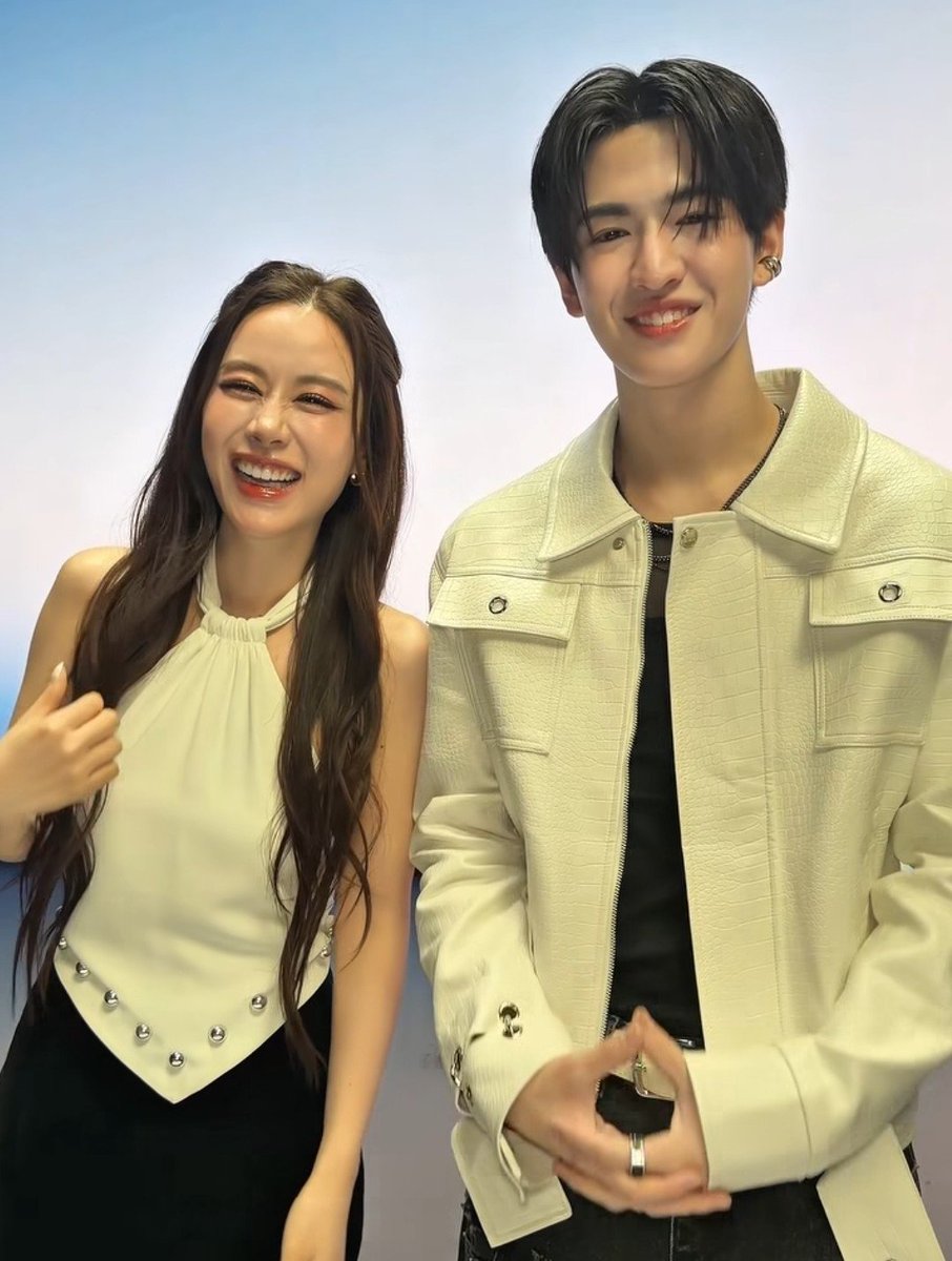 iAhNeul's tweet photo. บทสัมน้องจิน น้องฟางกับเพลง #หยุดน่ารักสักพักเหอะ เพลงนี้ได้จินอุน 2AM มาเป็นโปรดิวเซอร์ฝั่งเกาหลีให้ด้วย เซอร์ไพร์สมากกก 

น้องจินบอกถ้ามีโอกาสอยากโชว์เพลงนี้กะพี่ฟางบนเวทีด้วย แม่กรี๊ดรอเลยลูกกก😆❤️

#JINWOOKkim #Fangfangg https://t.co/oT74oF6NfW