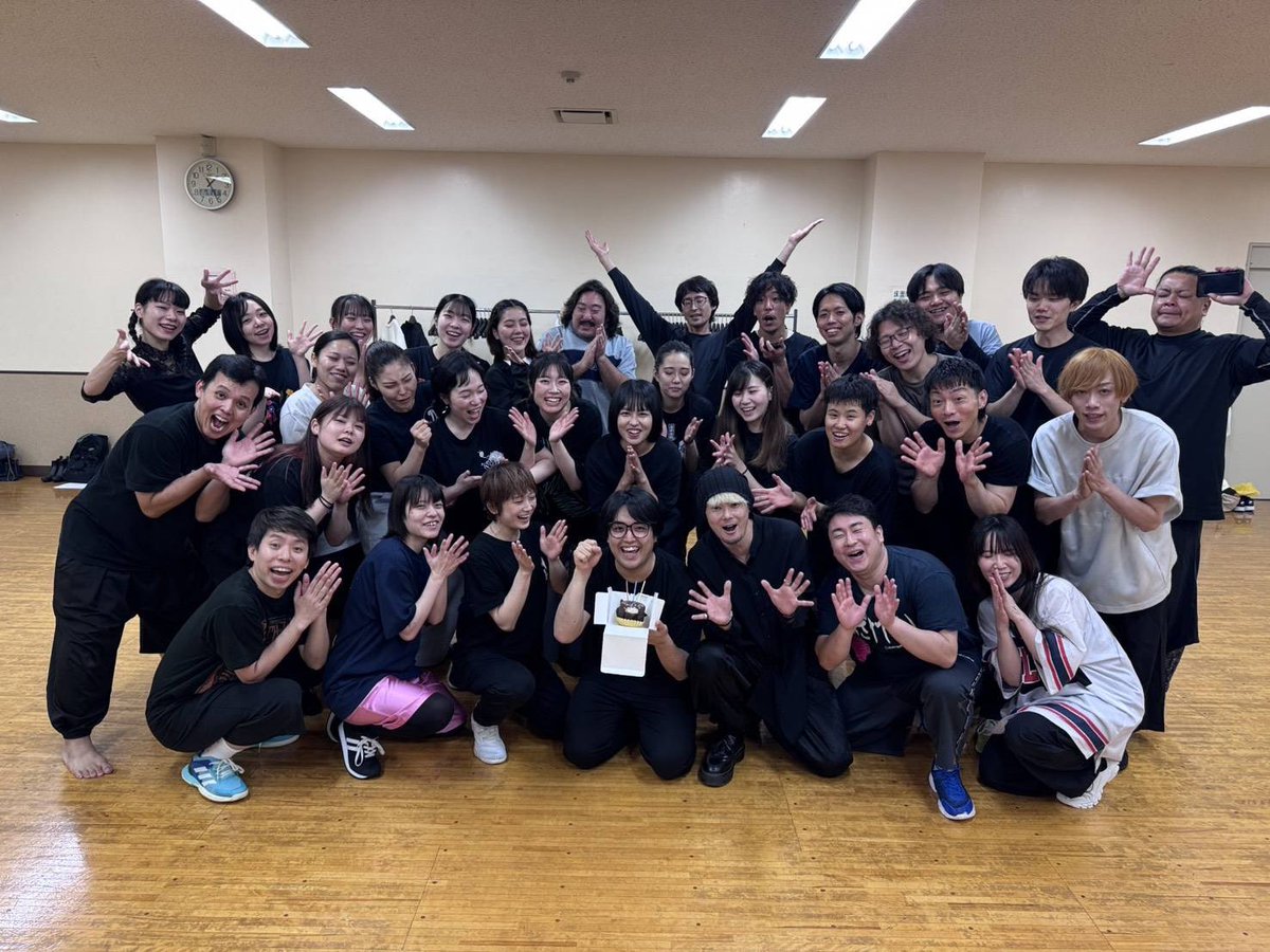 tenkalucky's tweet photo. 昨日は #天華楽喜 プロデューサーの原田翼さんのお誕生日でした。

みんなでサプライズお祝いしました🎉

プロデューサーに演出助手に舞台監督。

彼の仕事量は半端ありません。

みんなを支えてくれる天華楽喜の名物プロデューサーです。

お誕生日おめでとうございます🎊

#すたぁじあ https://t.co/nbea1xHZEi
