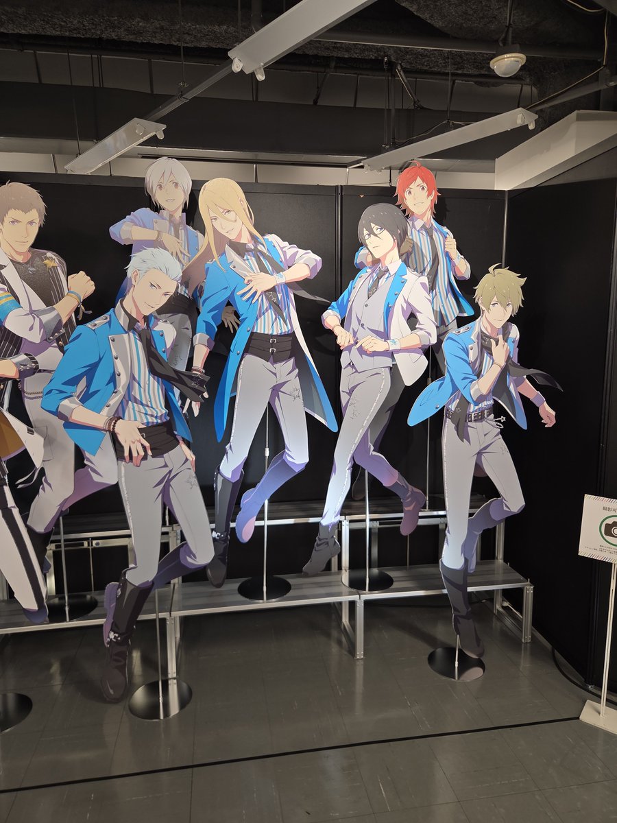 junri098's tweet photo. もしかしたらと思ったらフチなしパネルの配置変わってるーーーーーーーー
1枚目が後半、2枚目が前半
#SideM衣装展 https://t.co/Me7LA6bqSu