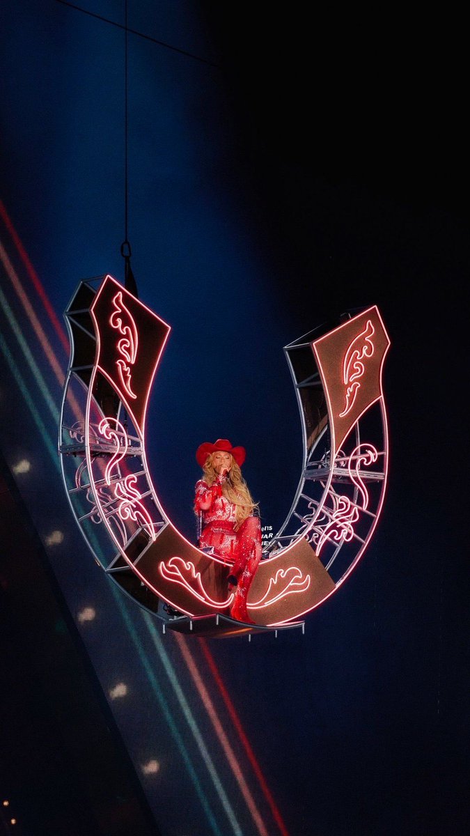 BeyonceQGBR's tweet photo. 🥺 EMOCIONANTE! Mathew Knowles relembrou um momento tocante de conexão com a filha durante o último show em Las Vegas da turnê Cowboy Carter. Ele contou que, enquanto ela estava suspensa no ar cruzando o estádio, os dois trocaram um gesto com a mão no coração, um momento íntimo compartilhado apenas entre os dois em meio a uma enorme multidão de fãs.

O relato foi feito no podcast Outlaws, de TS Madison, onde o empresário detalhou o impacto daquele instante: "Ela não sabia que eu estava lá e, quando me viu, eu fiz um gesto com a mão no coração. Durante a música, ela respondeu fazendo o mesmo gesto de volta. No meio de tanta gente, fomos apenas eu e ela naquele momento dizendo 'eu te amo'. Isso me levou às lágrimas".
