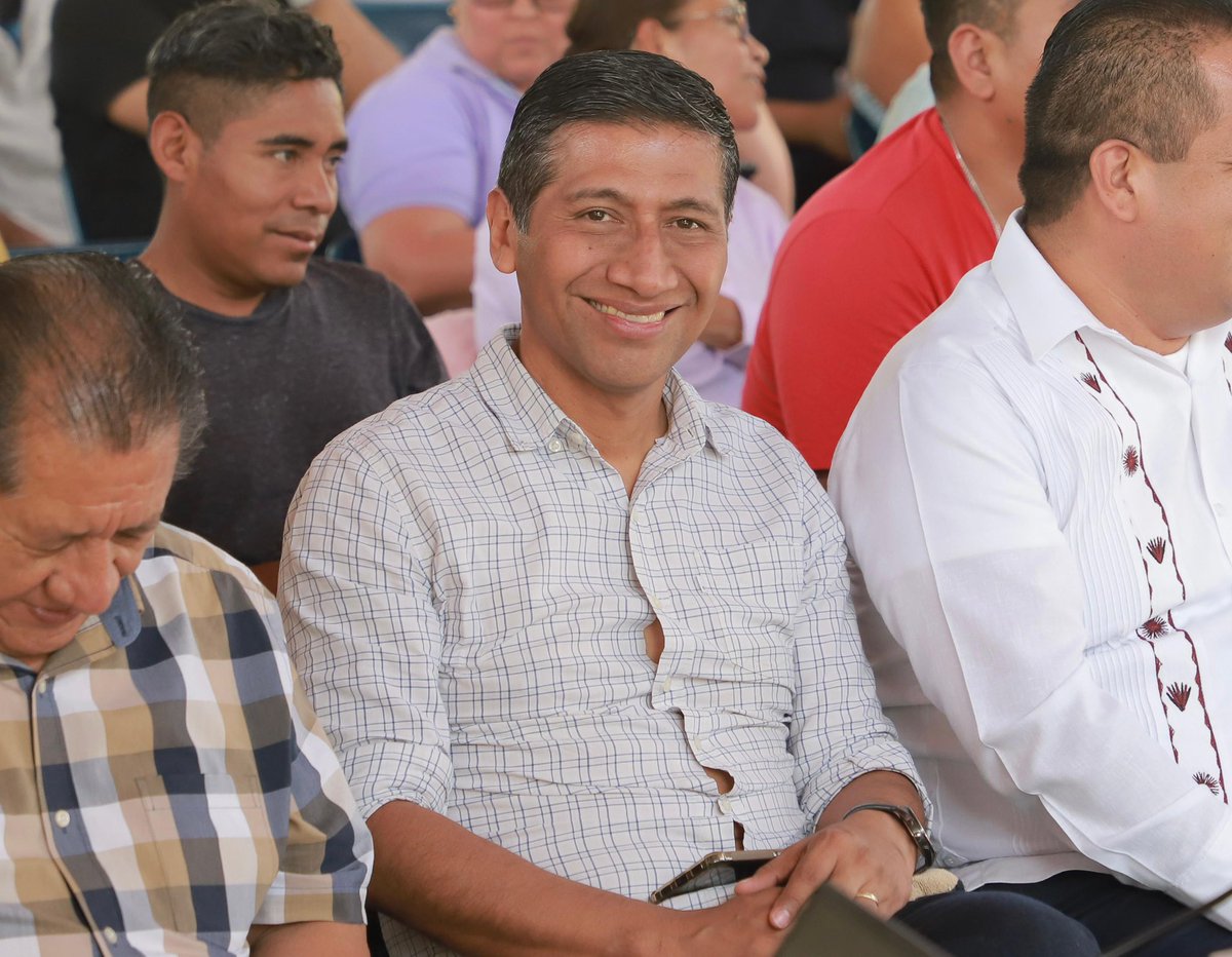 Alejandro_ALJ's tweet photo. Hoy participamos en la #AsambleaInformativa en #HuajuapanDeLeón, cabecera del Distrito Electoral Federal 03, reafirmando nuestro compromiso con la #Transformación. 💪🏽

¡Juntas y juntos 🙋🏻‍♀️🙋🏻 fortalecemos la unidad y la organización desde el #Territorio! https://t.co/zwa70llPCl