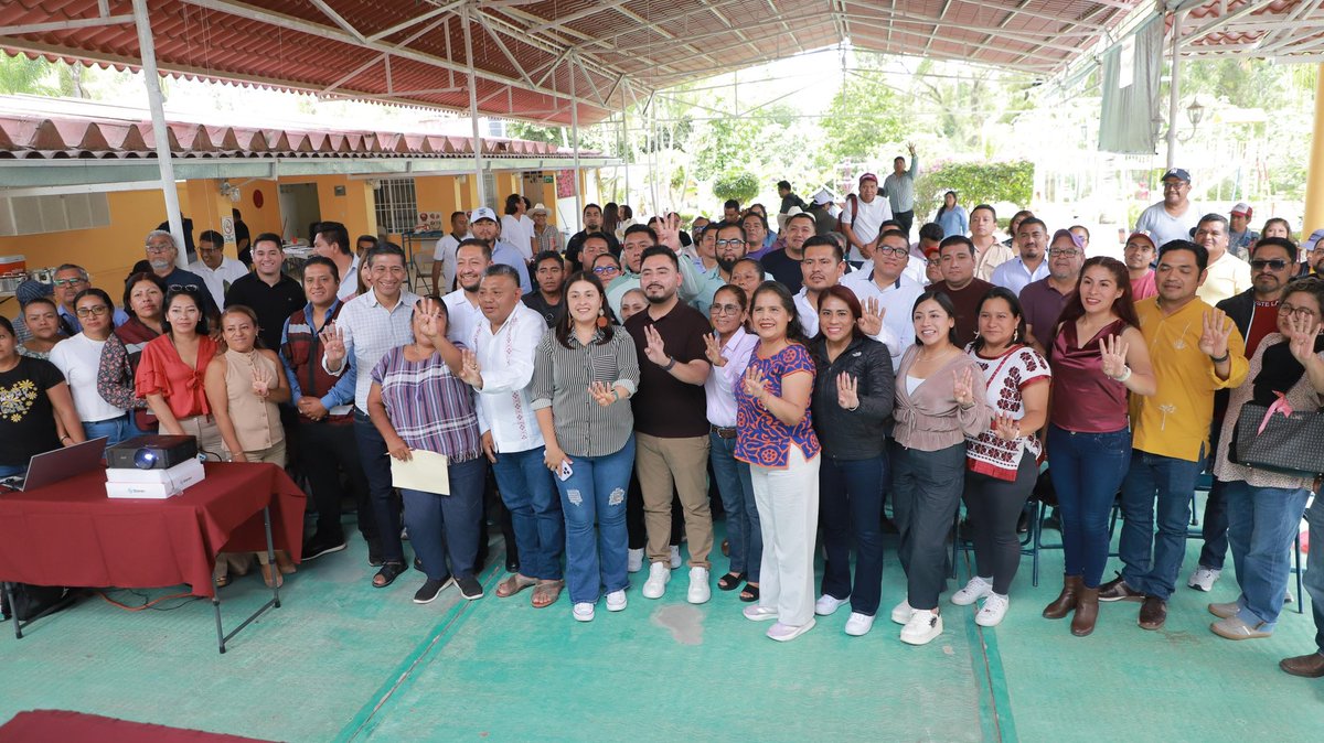 Alejandro_ALJ's tweet photo. Hoy participamos en la #AsambleaInformativa en #HuajuapanDeLeón, cabecera del Distrito Electoral Federal 03, reafirmando nuestro compromiso con la #Transformación. 💪🏽

¡Juntas y juntos 🙋🏻‍♀️🙋🏻 fortalecemos la unidad y la organización desde el #Territorio! https://t.co/zwa70llPCl