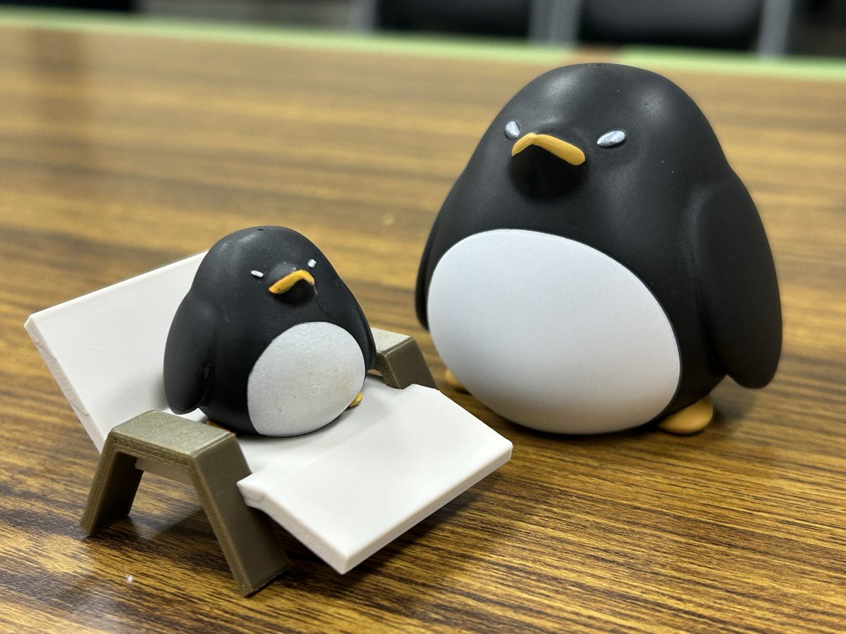 direjama's tweet photo. 大きい！ころころペンギンは立派なので王冠も立派👑
ノーマルころペンにはちょっと大きい https://t.co/GPiYY43eEH