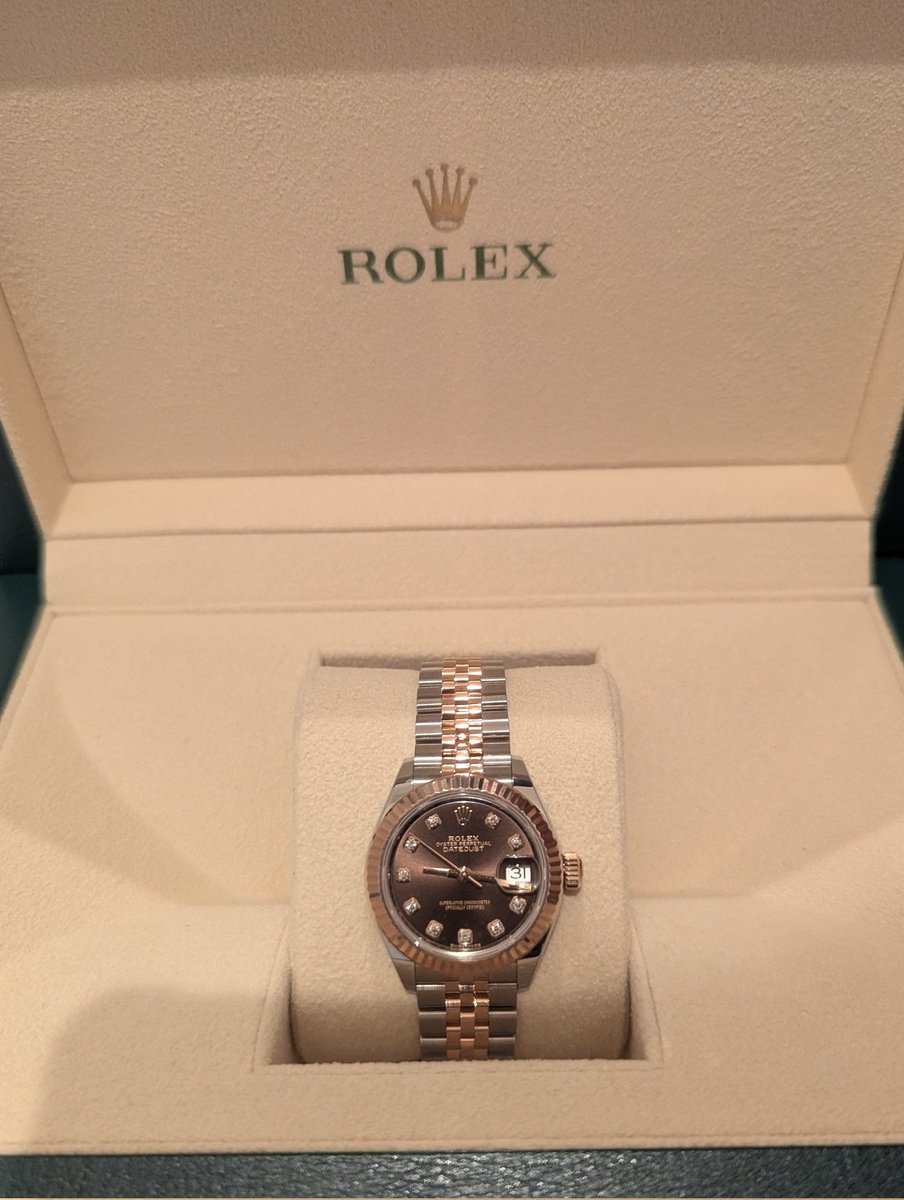 study_around40's tweet photo. 40歳&amp;税理士登録おめでとう自分💝⌚
一生懸命仕事します💪🏼💸 https://t.co/Gu4Cu600OG