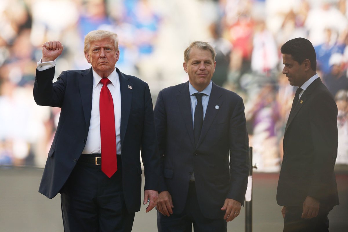 FabrizioRomano's tweet photo. 🚨 President Donald Trump on Thomas Tuchel decisions: “You have a great player in England, who I played golf with, he is Harry Kane...

…and maybe England MADE A MISTAKE when they put him as a defensive player”.

“They took a lead and they put their best player at defending?” https://t.co/QMW8myXYfp
