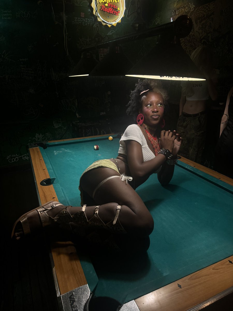 HOTGYALJEN's tweet photo. i’m doin everything but pool😹😹🎱 https://t.co/cCKidGp8FM
