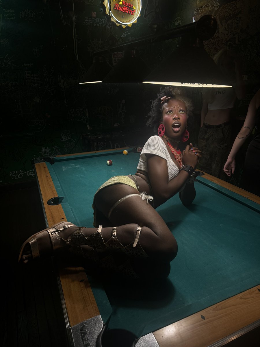 HOTGYALJEN's tweet photo. i’m doin everything but pool😹😹🎱 https://t.co/cCKidGp8FM