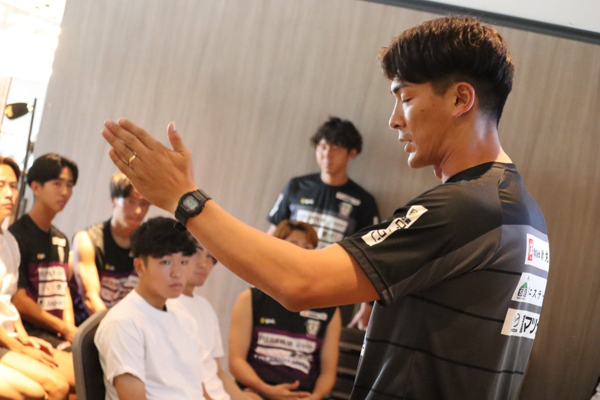fujiedamyfc_pr's tweet photo. 🏕️ | 沖縄トレーニングキャンプ
𝙙𝙖𝙮 𝟮 📸

2日目はミーティングからスタート🔥

#藤枝MYFC
#沖縄キャンプ2026 https://t.co/BTtLlNmRnX