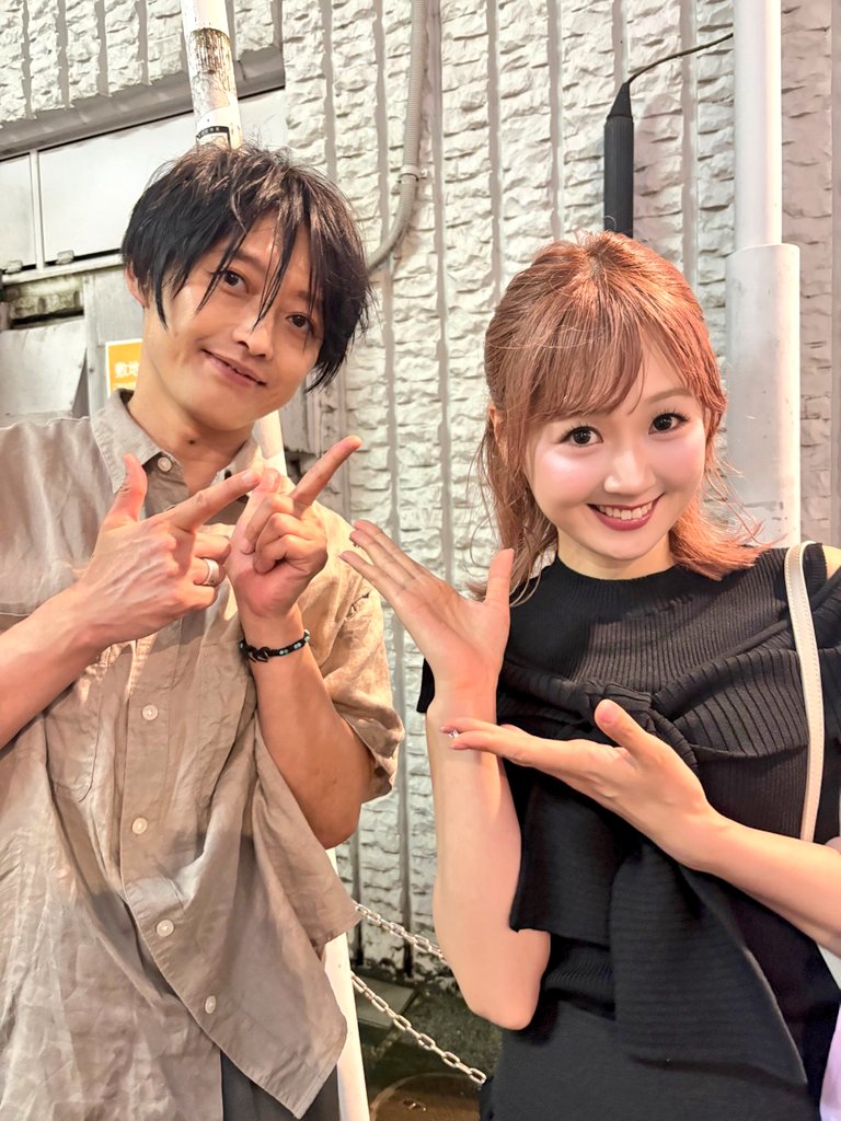 shun_takabatake's tweet photo. 昨日はモモカルテット×AiLiちゃん×初音ちゃんで素敵3マン🍑
満員御礼ありがとうございました🤘
来年の渋谷wwwワンマン楽しみねー
遊びに来てくれたDressingちゃんと📷
いつもアレンジャーとして関わってるのでベースも弾けることをやっと証明出来た 笑 https://t.co/nyYLsz4whv