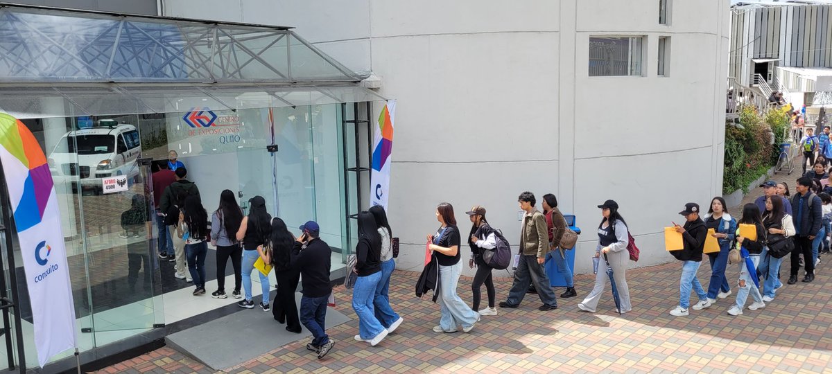DrAlisonGuillin's tweet photo. La Feria de Empleo organizada por #ConQuito en el Centro de Exposiciones Quito recibió hoy más de 14.000 personas para tratar de optar por una de las 4.049 vacantes.
Se ha visto una buena organización por parte del #MunicipiodeQuito pero la demanda por un empleo rompe esquemas. https://t.co/xQLnjb1fnV