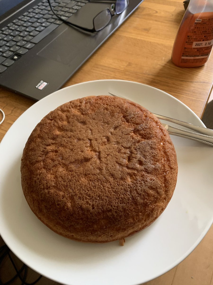 damekuro's tweet photo. 炊飯器でホットケーキ焼いた

時間を長くしたら厚さは5㌢超えたんだけど…パサパサになった

この失敗を踏まえて再度トライしよう
因みに…底に当たる部分は固かった https://t.co/ZyS5pIhFqB