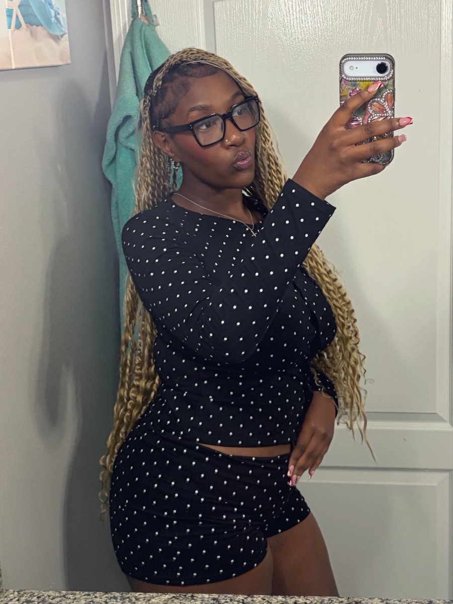 yunnas1of1's tweet photo. the poka dot princess. 💋🤤 #oldfiles #kisskiss https://t.co/6fgSpAVwDy