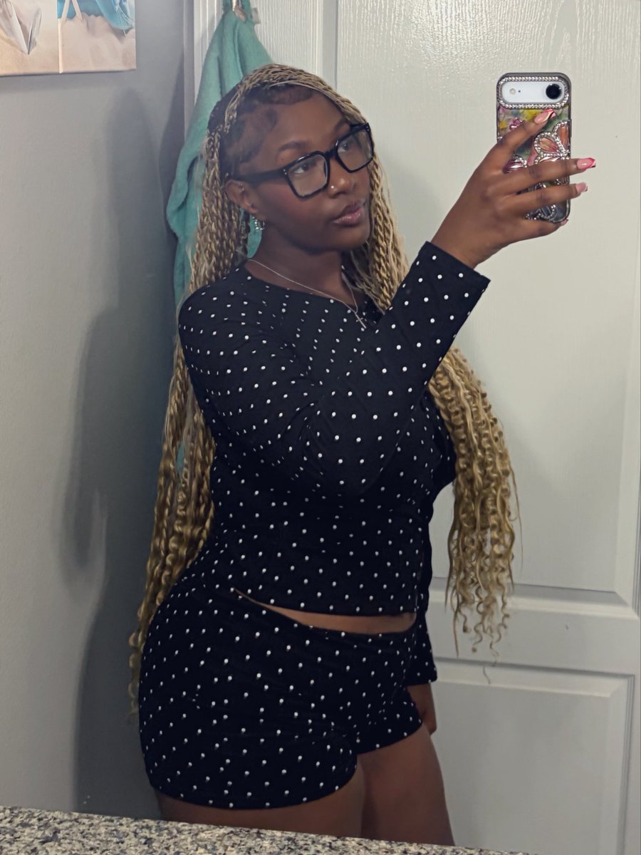 yunnas1of1's tweet photo. the poka dot princess. 💋🤤 #oldfiles #kisskiss https://t.co/6fgSpAVwDy