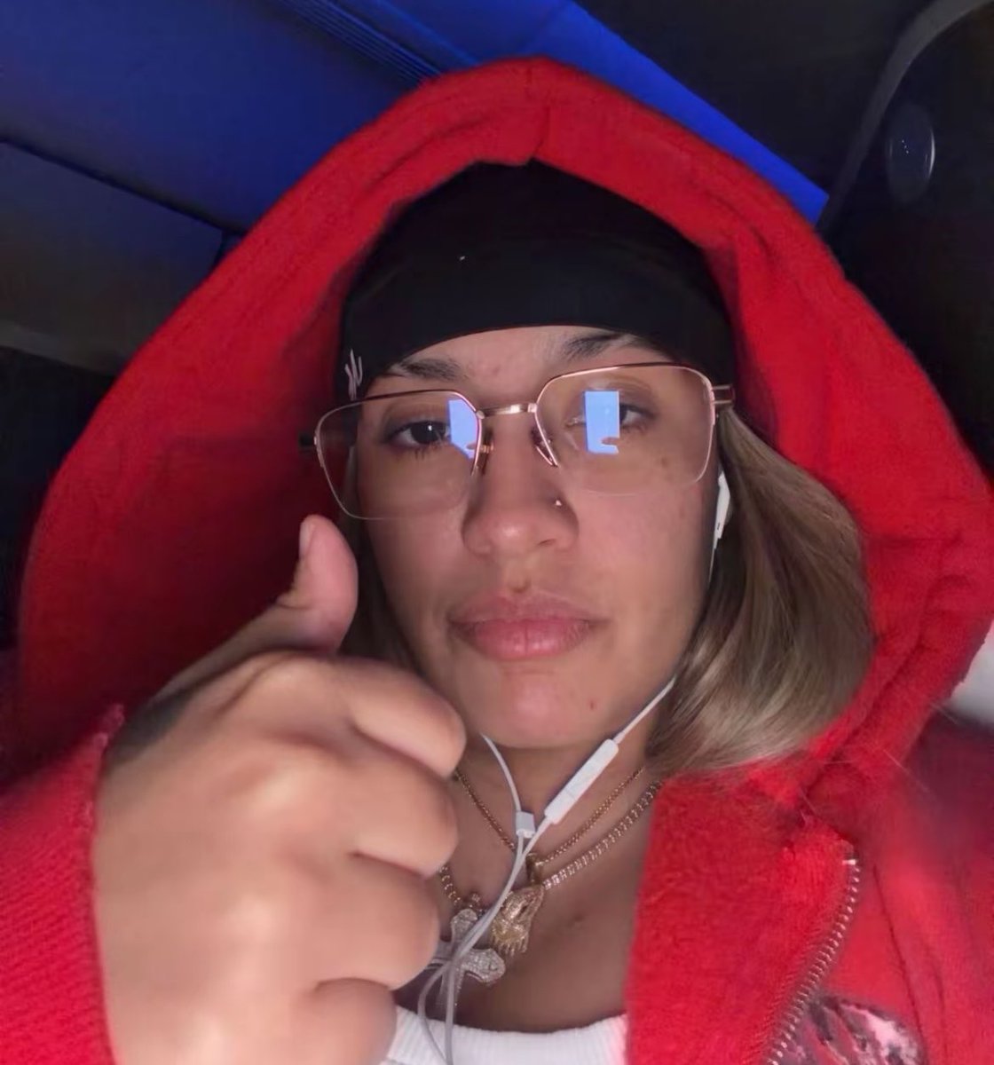 Meylle4life's tweet photo. las fotos que existen de alo vestida de rojo las cuento con una sola mano, necesito que lo use más seguido la hace resaltar tanto https://t.co/lxPnj06gAI