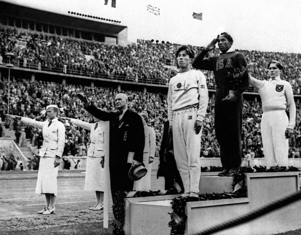 Diegofalcon's tweet photo. Dicen que el deporte no debe mezclarse con la política. Pero la historia demuestra exactamente lo contrario.

En Berlín 1936, las victorias de Jesse Owens desafiaron el relato racista del nazismo. En México 1968, Tommie Smith y John Carlos levantaron el puño contra la discriminación racial. El deporte nunca fue ajeno a la política, porque los deportistas también son ciudadanos.

Pretender que un atleta no pueda expresar una convicción, una identidad o una causa es desconocer la historia. El deporte y la política siempre se cruzaron.