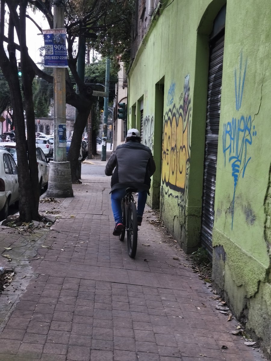 SusejPena's tweet photo. @mauriciotabe @AlcaldiaMHmx @OVIALCDMX todos los días  mañana y  tarde se suben a la banqueta lago Patzcuaro entre laguna de Tamihauac y laguna del Carmen MOTOS, BICIS Y BICIS ELÉCTRICAS con insultos quieren que te quites. HAGAN ALGO YA!!! https://t.co/SsjrhlyF0a