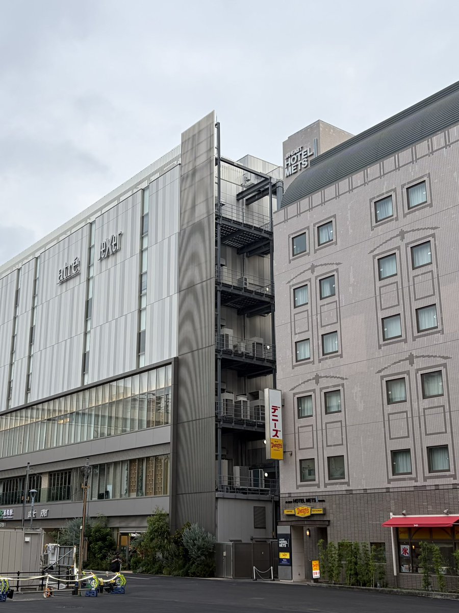 soetezz's tweet photo. アトレ浦和。駅前再開発の結果、南側の室外機設置スペースが歩行者の目に入るようになりました。見た目が良くない為、こちら側にも面格子が付くと良いのですが。 https://t.co/cgYK8uPygN