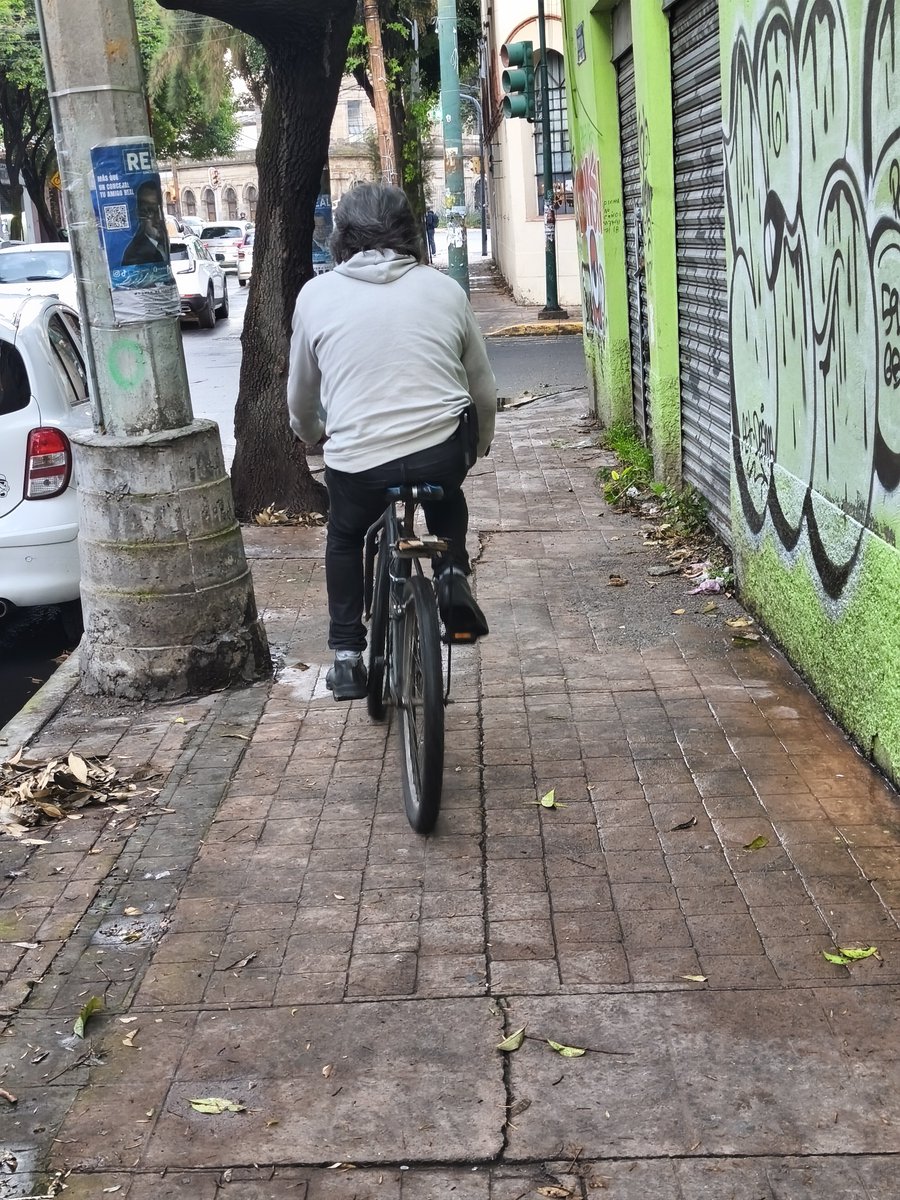 SusejPena's tweet photo. @mauriciotabe @AlcaldiaMHmx @OVIALCDMX todos los días  mañana y  tarde se suben a la banqueta lago Patzcuaro entre laguna de Tamihauac y laguna del Carmen MOTOS, BICIS Y BICIS ELÉCTRICAS con insultos quieren que te quites. HAGAN ALGO YA!!! https://t.co/SsjrhlyF0a