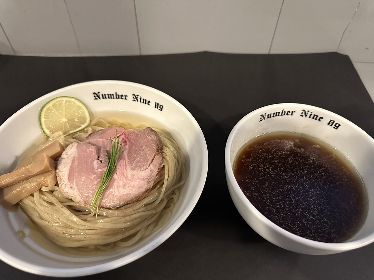 09Numbernine09's tweet photo. おはようございます😃

ナンバーナイン09です！

7月17日土曜日

昼の部 11:00〜15:00
夜の部 17:30〜23:00

濃厚🍜各種
つけ麺、らーめん、まぜそば

昆布水🍜
鶏清湯醤油🍜(麺変わりました)

期間限定🍜
冷やしブラック

限定🍜
銀二郎まぜそば

よろしくお願いいたします🙇 https://t.co/oRIHTPYTLJ