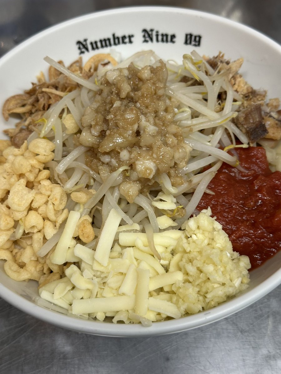 09Numbernine09's tweet photo. おはようございます😃

ナンバーナイン09です！

7月17日土曜日

昼の部 11:00〜15:00
夜の部 17:30〜23:00

濃厚🍜各種
つけ麺、らーめん、まぜそば

昆布水🍜
鶏清湯醤油🍜(麺変わりました)

期間限定🍜
冷やしブラック

限定🍜
銀二郎まぜそば

よろしくお願いいたします🙇 https://t.co/oRIHTPYTLJ