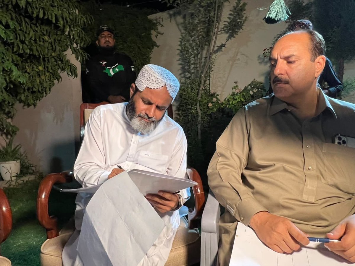 taahir_khan's tweet photo. #Balochistan #agreement: The agreement reached between the Govt of Balochistan, the families of slain policemen and the All Parties following lengthy negotiations is a welcome development. The crucial phase will be implementation of the six-point agreement. Several ministers and govt officials have signed the agreement, and it is hoped that, unlike in the past, it will not remain merely on paper. All political parties played a key role during the negotiations.